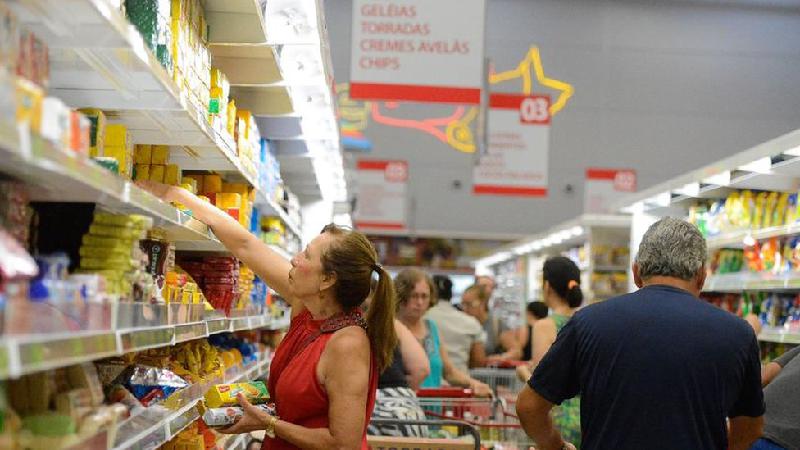 'Salgadinho é mais barato que fruta': subsidiados no Brasil, ultraprocessados causam 57 mil mortes no país, diz estudo - Agência Brasil