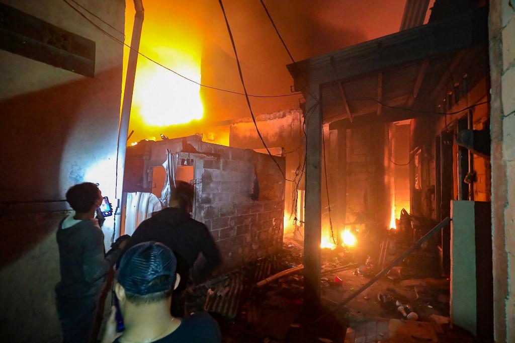 Incêndio em depósito de combustíveis mata 17 pessoas  - HIRO / AFP