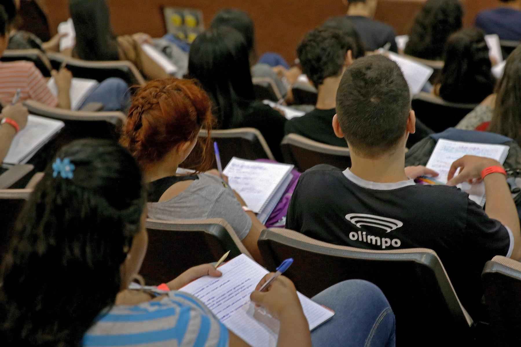 Jovens são os mais afetados pelos efeitos da pandemia, mostra estudo - Agência Brasil 