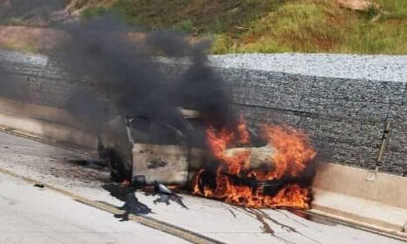 Carro bate em mureta, pega fogo e motorista morre na BR-381 - Redes Sociais/Reprodução