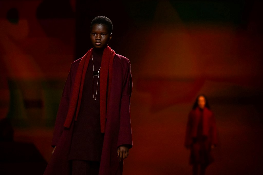 Hermès dita vermelho total para uma mulher poderosa e sexy - Emmanuel DUNAND / AFP