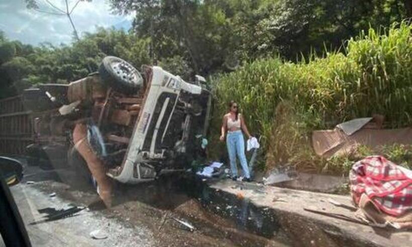 Acidente entre van e caminhões deixa 13 pessoas feridas na BR-381 - Redes Sociais/Reprodução