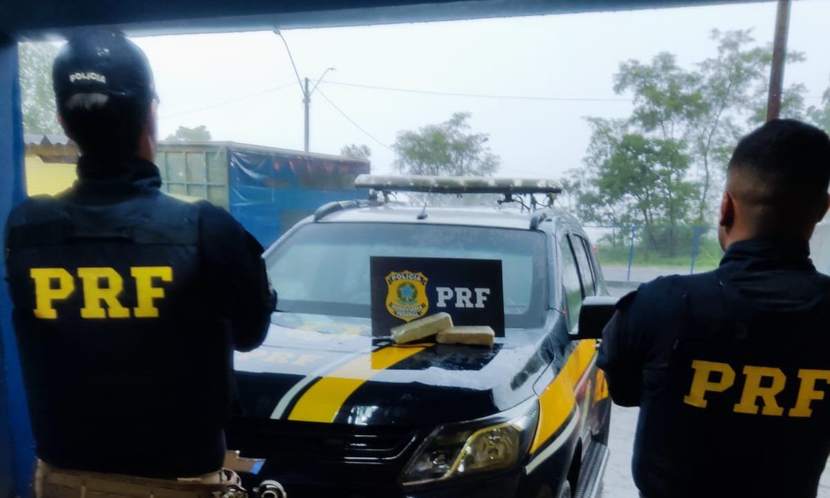 PRF prende mulher com pasta base de cocaína avaliada em R$ 240 mil - Divulgação/PRF