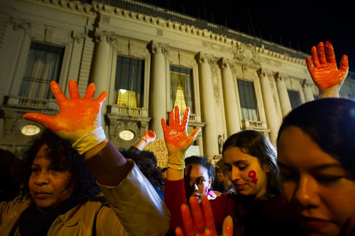 Mulheres protestam por seus direitos ameaçados em todo o mundo - Ramiro Furquim 