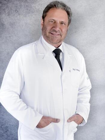 m&eacute;dico Walter Pace de jaleco 