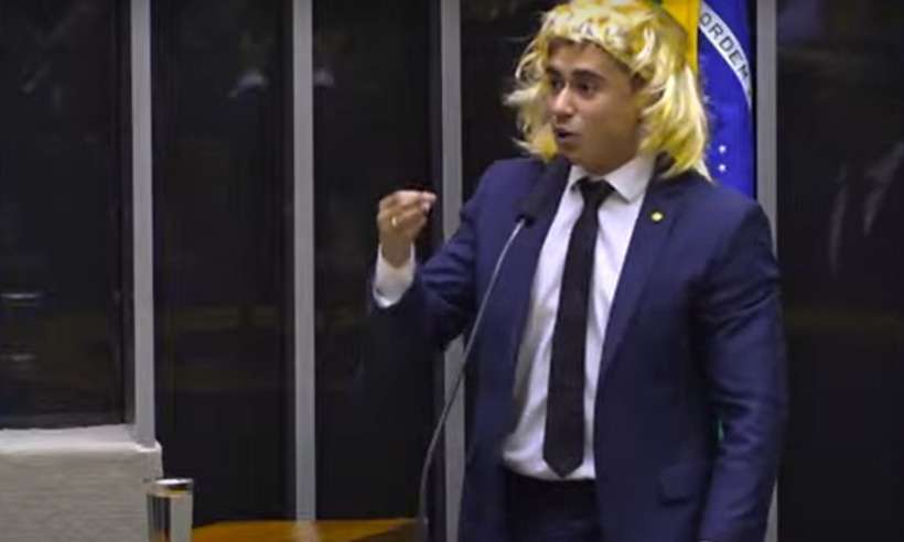 Nikolas Ferreira usa peruca loira para fazer discurso transfóbico na Câmara - TV Câmara/Reprodução