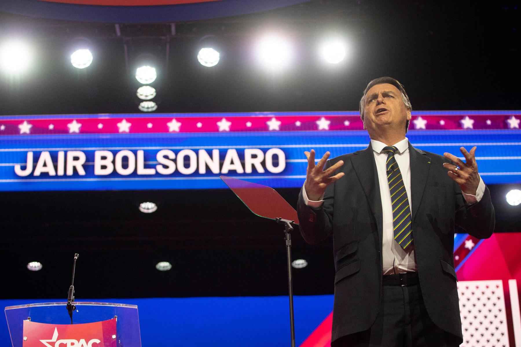 Comitiva de Bolsonaro diverge em disposição de devolver relógios de luxo - ROBERTO SCHMIDT / AFP