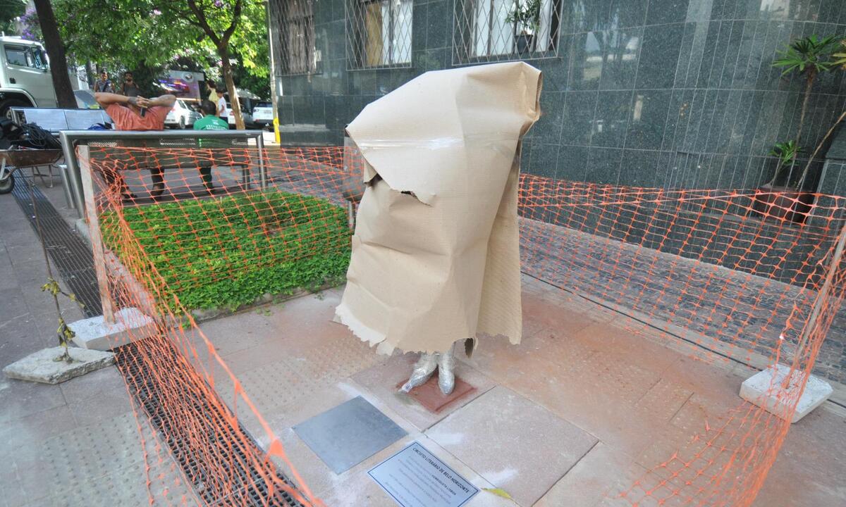 Ainda escondidas, esculturas de escritores são reinstaladas em BH - Alexandre Guzanshe/EM/D.A press