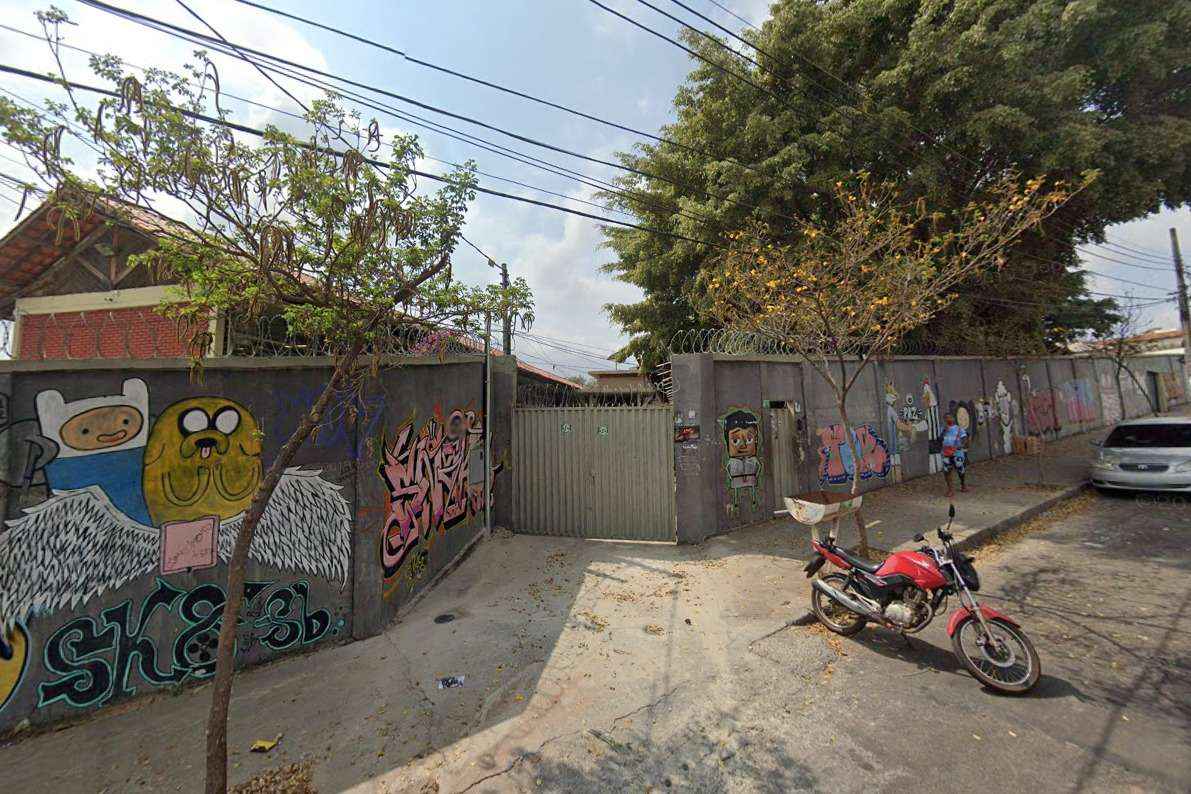 Confusão em escola tem pedradas e mãe ameaçando alunos com arma de choque - Reprodução/ Google Street View
