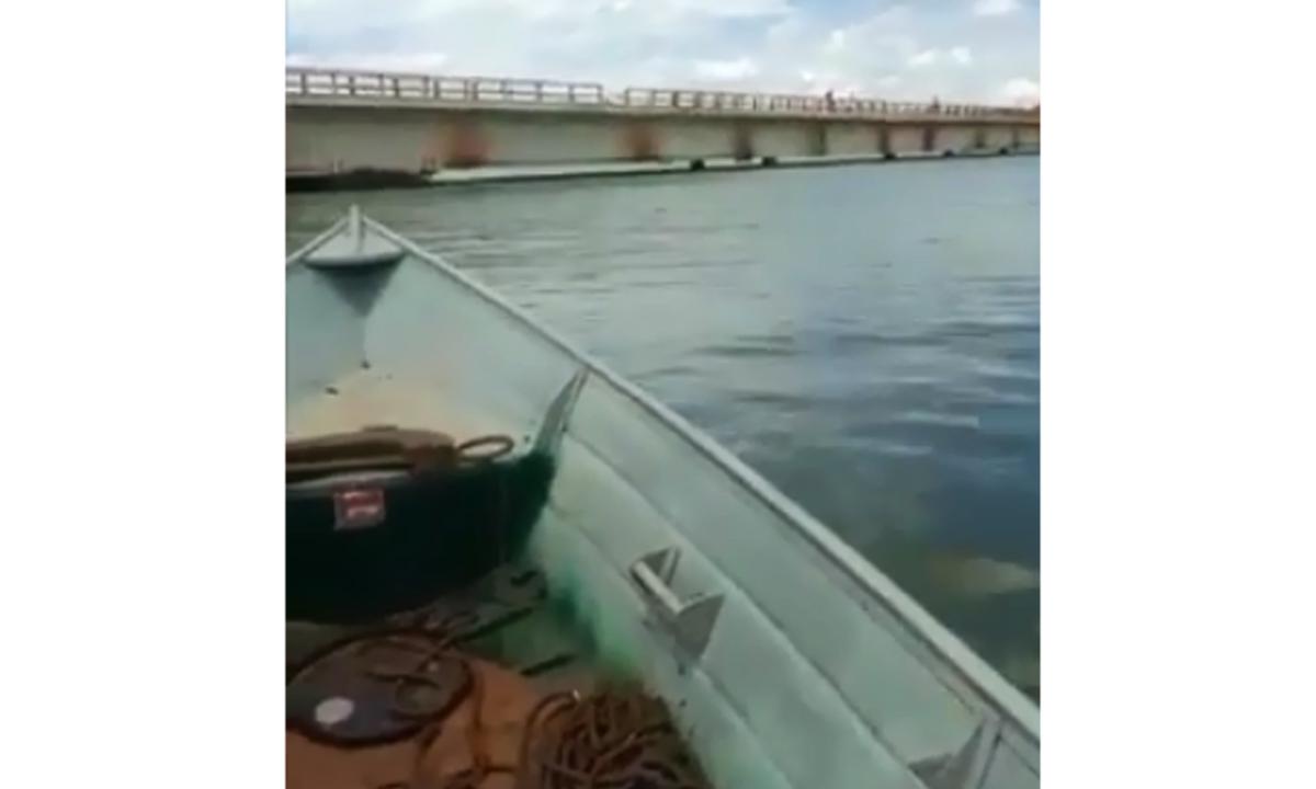 Cheia no Rio Grande impede pescadores de navegar sob ponte entre MG e SP - Redes Sociais/Divulgação