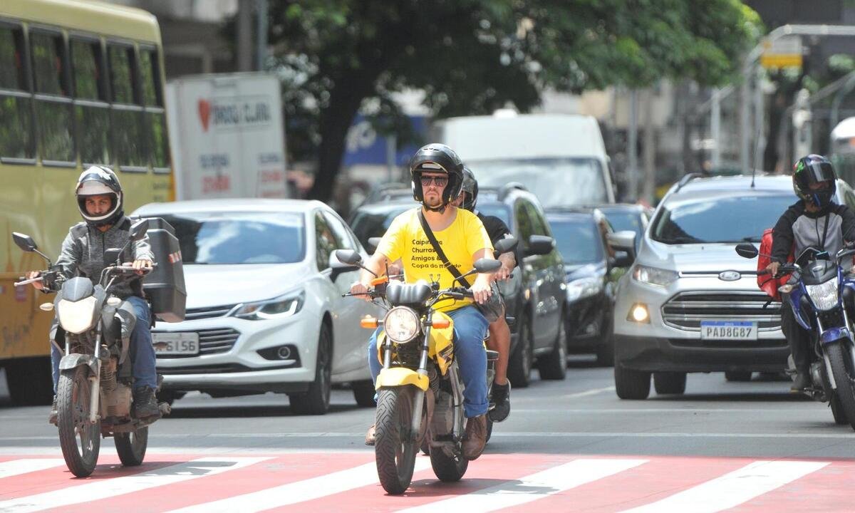 Na foto, motos e carros no trânsito de Belo Horizonte -  (crédito: Leandro Couri/EM/D.A Press)