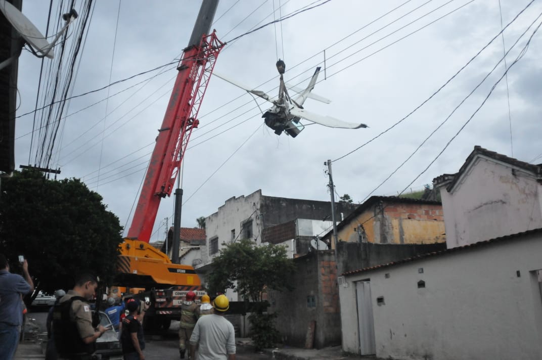 VÍDEO: avião que caiu em BH é içado por guincho - Gladyston Rodrigues/ EM/ D.A/ Press