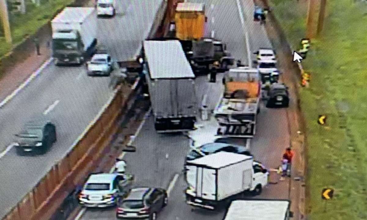 Acidente entre dois caminhões e uma carreta interdita a BR-381 em Betim - Foto: Divulgação/Twitter/PRF