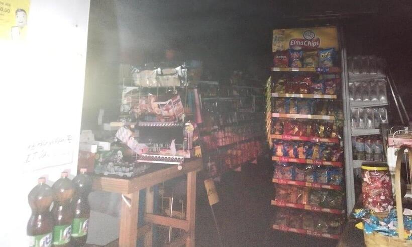 Curto-circuito causa incêndio em supermercado em Uberaba - CBMMG