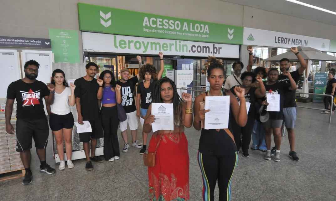 Vítimas de racismo na Leroy Merlin fazem ato em frente à loja em BH  - Túlio Santos/EM/D.A Press