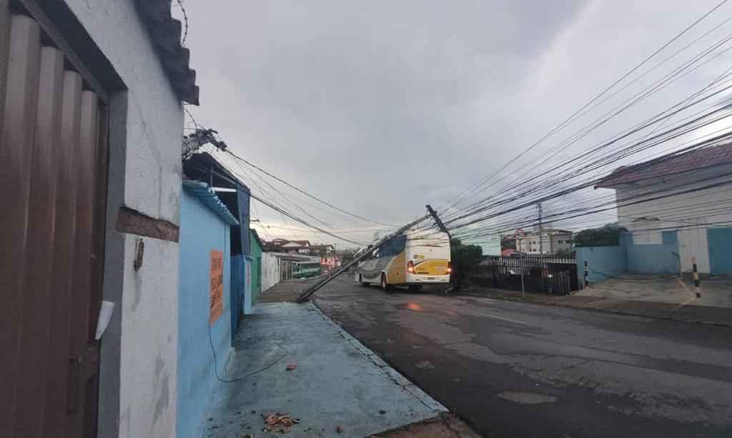 Chuva em BH: poste atinge ônibus na região do Barreiro - Corpo de Bombeiros/Divulgação