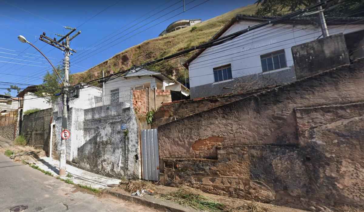 Menino de 11 anos morre após ficar preso entre as lajes de duas casas - Google Street View