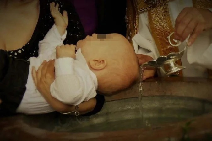 Padre erra e usa ácido para batizar bebê em vez de água benta - Robert Allmann/Pixabay