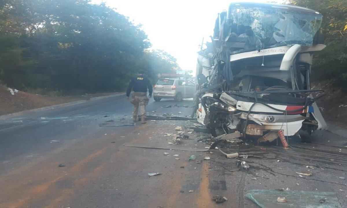 Batida entre ônibus e carreta deixa ao menos 10 feridos na BR-251 em Minas - PRF/Divulgação