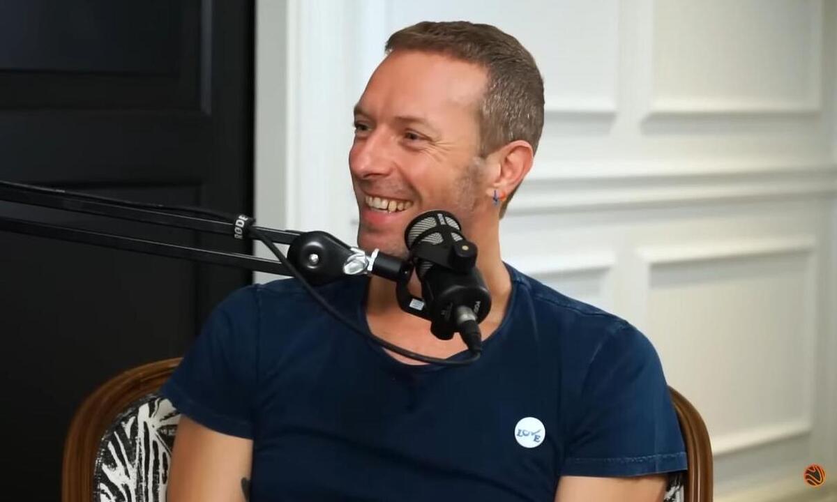 Chris Martin, do Coldplay, pede que fãs devolvam as pulseiras: 'São caras' - Reprodução/YouTube