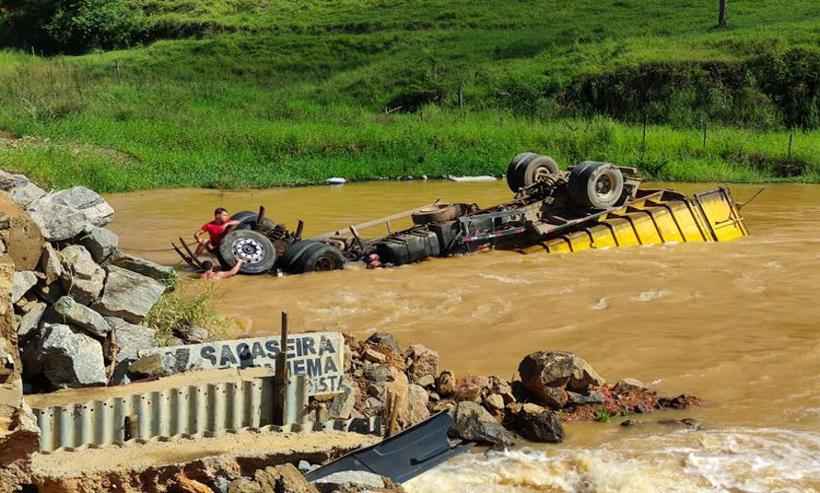 Motorista morre afogado ao cair de ponte com caminhão em rio - Corpo de Bombeiros