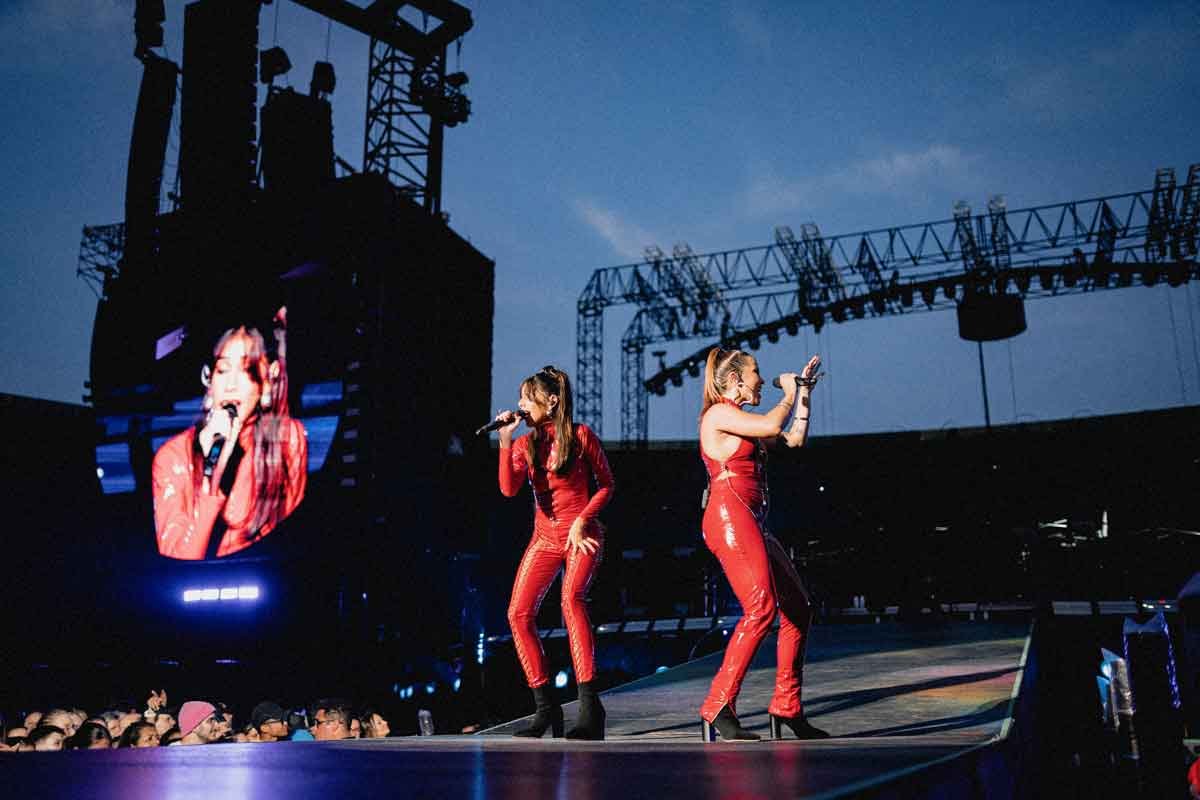 Duo Clara X Sofia faz sucesso em Curitiba, no primeiro show do Coldplay - Lucca Mezzacappa/Divulgação