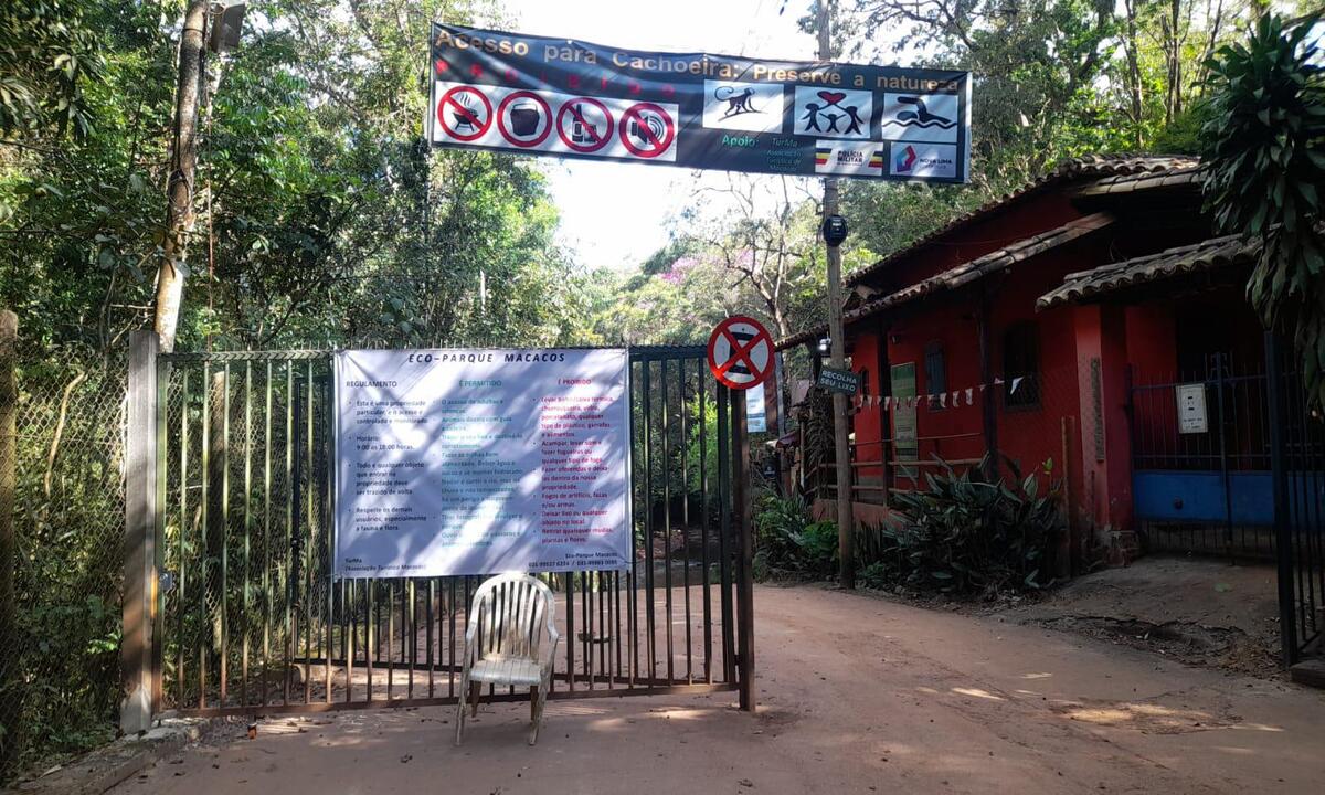 Suíço dono de pousada instala portão em estrada de Macacos - Reprodução/Redes sociais