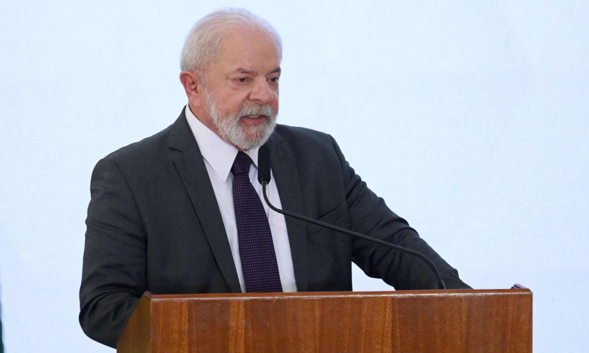 O presidente Luiz Inácio Lula da Silva discursa durante o lançamento do programa 'Mais Médicos', que visa aumentar a oferta de atendimento médico em regiões carentes e isoladas, no Palácio do Planalto, em Brasília, em 20 de março de 2023 -  (crédito: Evaristo Sá/AFP - 20/3/23)