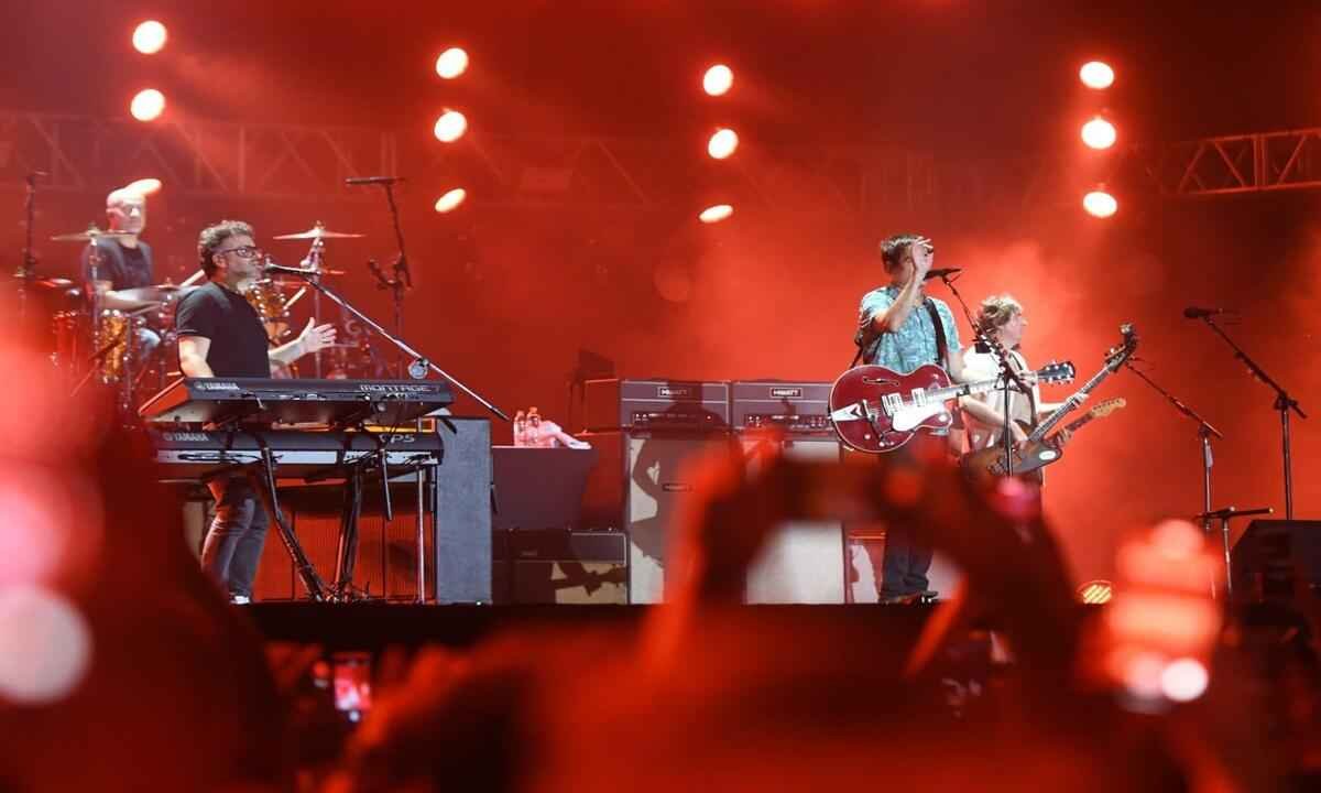 Os quatro integrantes do Skank no palco