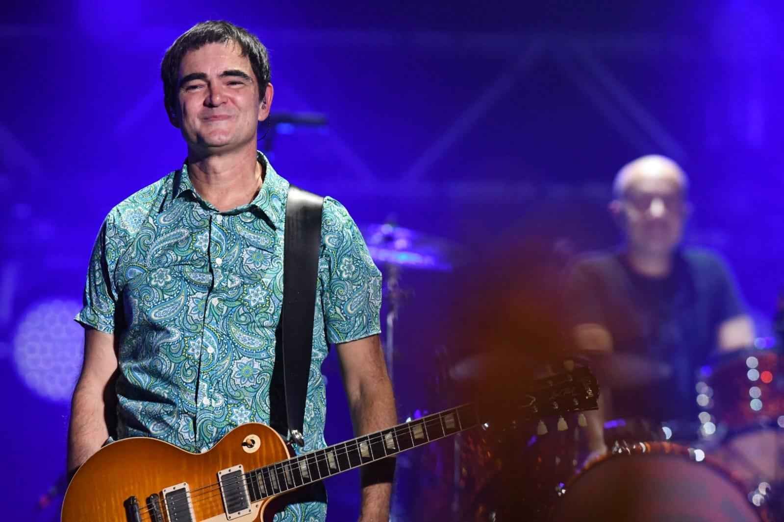 Samuel Rosa sorri no palco