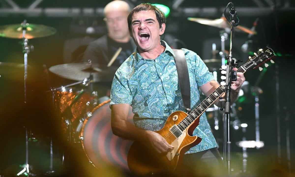 Samuel Rosa toca instrumento no palco