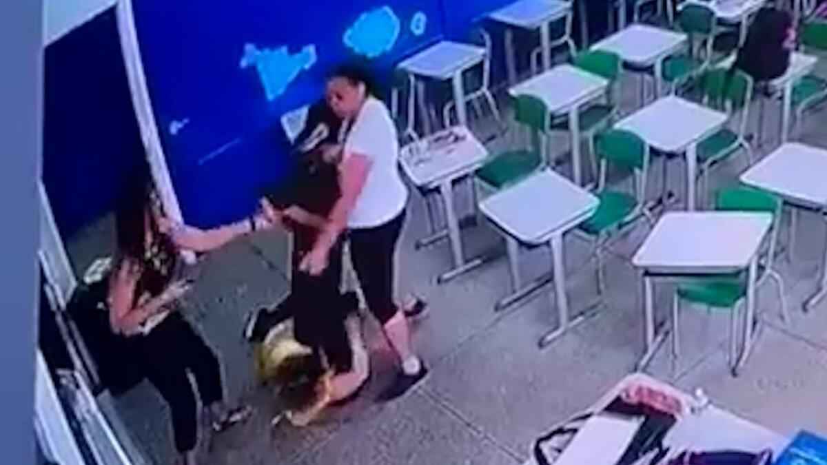 Vídeo mostra autor de ataque em escola sendo imobilizado por professora - Reprodução/Redes sociais