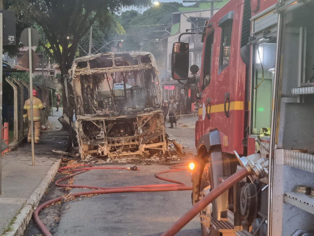 Vídeo: criminosos entregam bilhete e incendeiam ônibus em Belo Horizonte - Corpo de Bombeiros/Divulgação