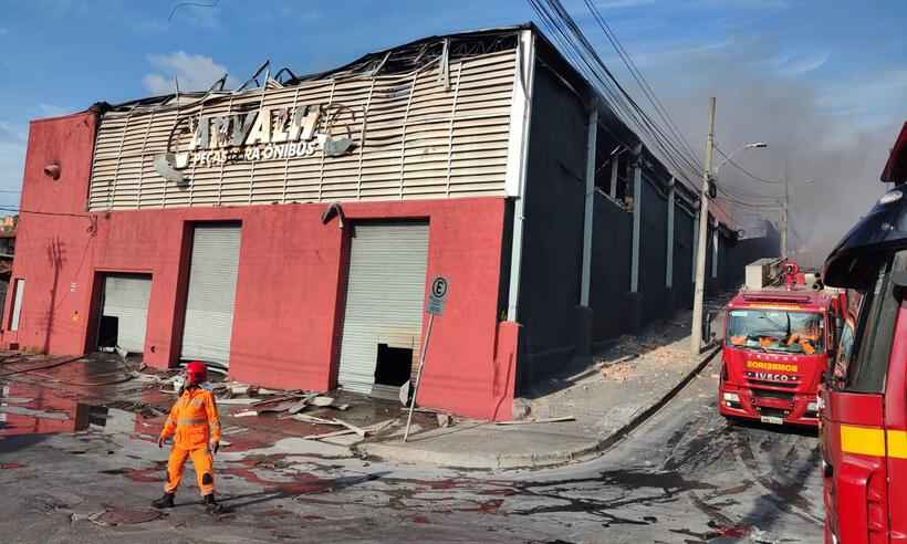 Telhado de galpão incendiado desaba; loja não tinha laudo dos bombeiros  - Jair Amaral/EM/DA. Press