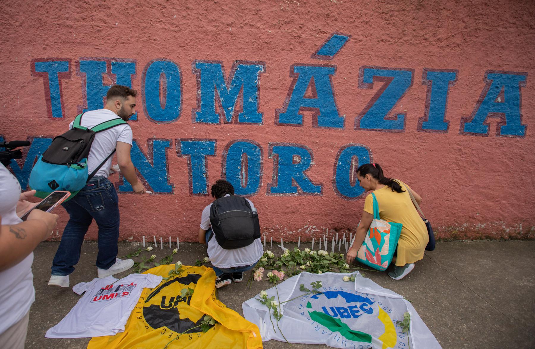 Estudantes fazem vigília na escola onde professora foi morta - Agência Enquadrar/Folhapress