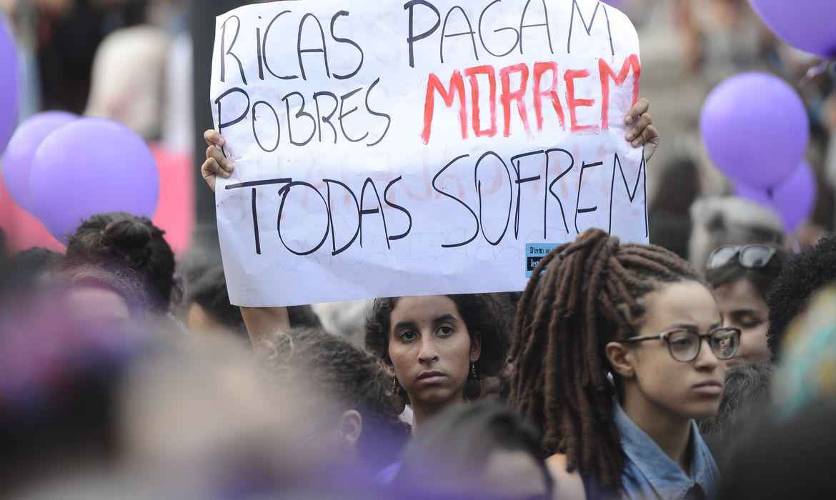 Uma em cada sete mulheres, aos 40 anos, já passou por aborto no Brasil - Fernando Frazão/Agência Brasil 
