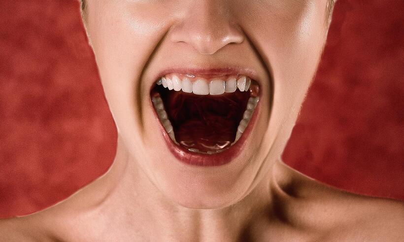 Dentista alerta sobre os 5 sinais do diabetes que surgem na boca