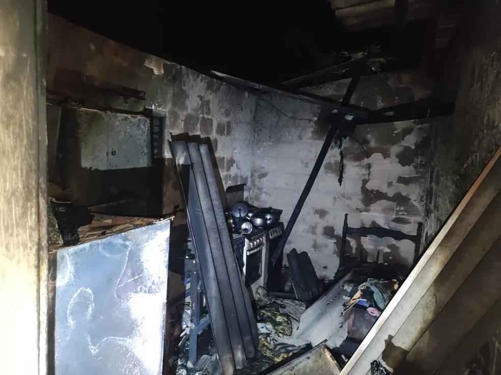 Homem bêbado é suspeito de incendiar a própria casa em Minas - Foto: CBMMG