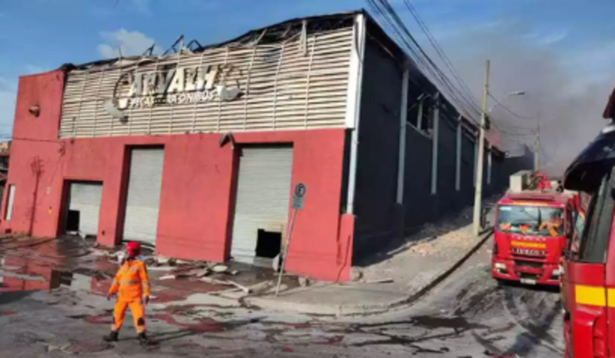 Loja incendiada no bairro Cachoeirinha corre risco de desabamento - Jair Amaral/EM/DA. Press