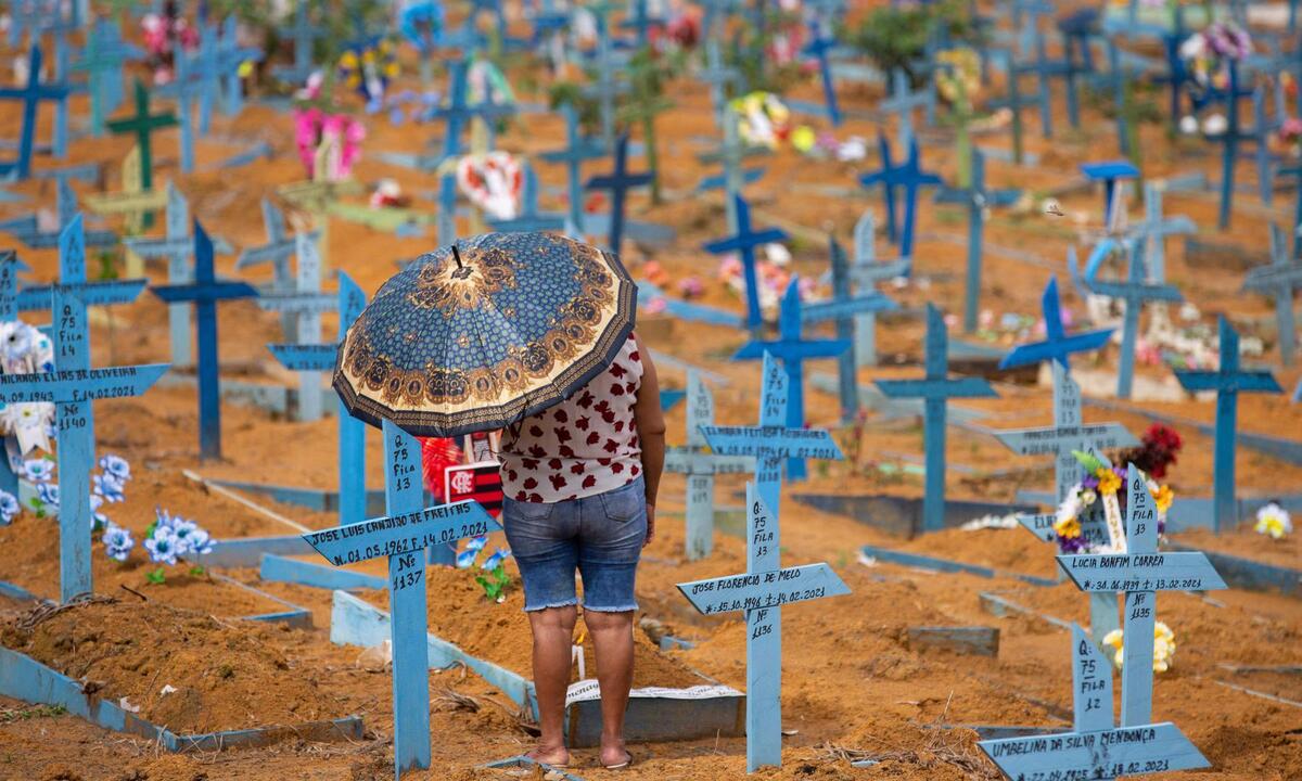 COVID: Brasil tem 700 mil mortos e longe de resolver danos à saúde mental - Michael DANTAS / AFP