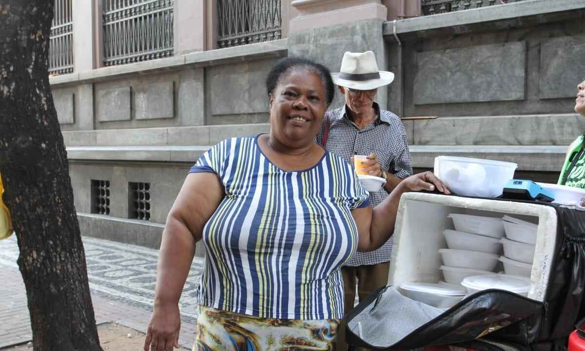 Ex-moradora de rua faz sucesso vendendo marmitas a R$ 7 no Centro de BH - Edesio Ferreira/EM/D.A Press