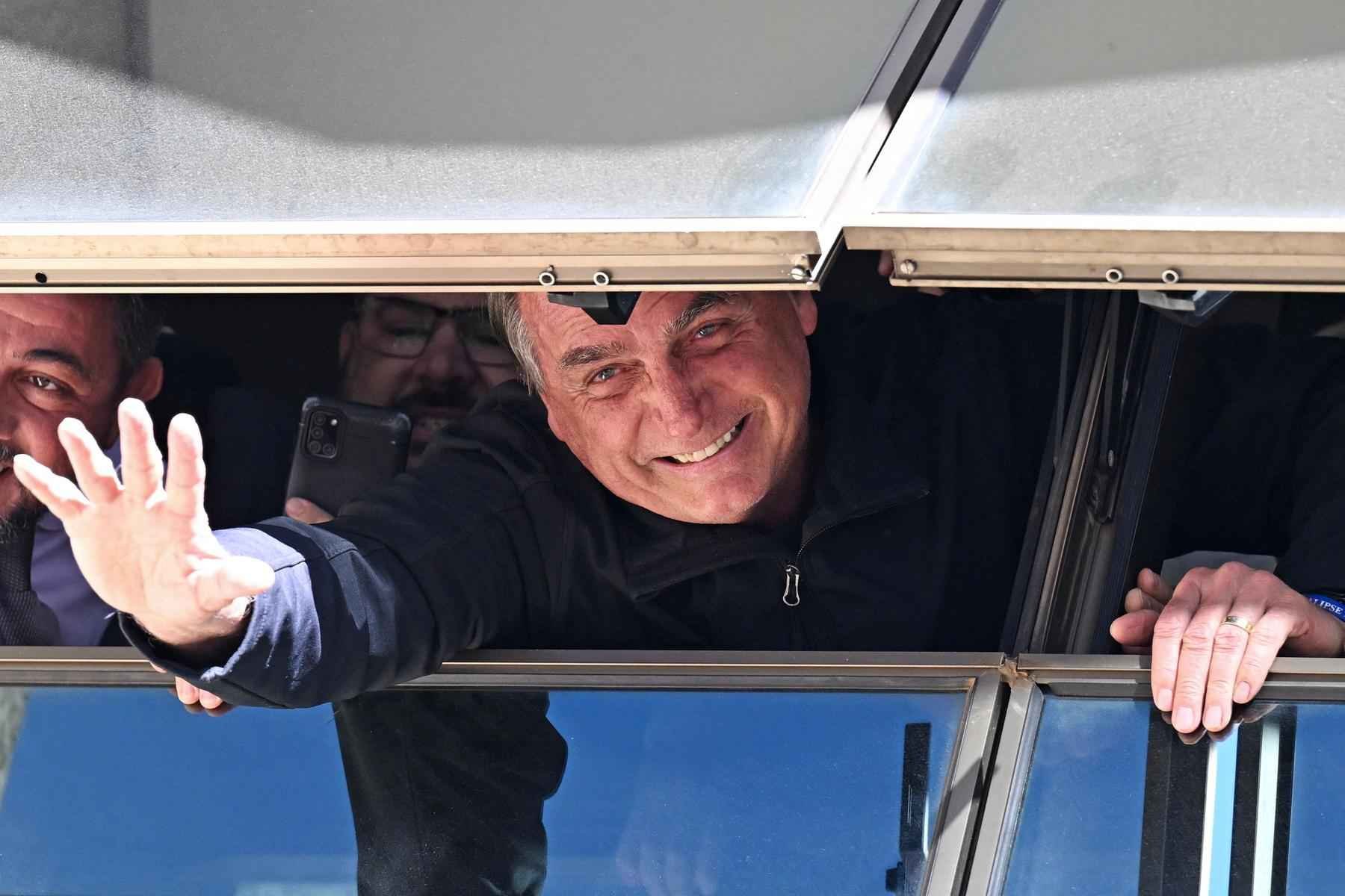 Bolsonaro acena da janela  -  (crédito: EVARISTO SA / AFP)