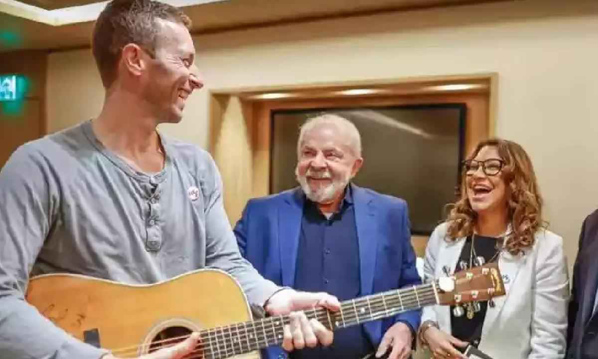 Deputado compara violão dado por Chris Martin a Lula com joias de Bolsonaro - Ricardo Stuckert/Reprodução
