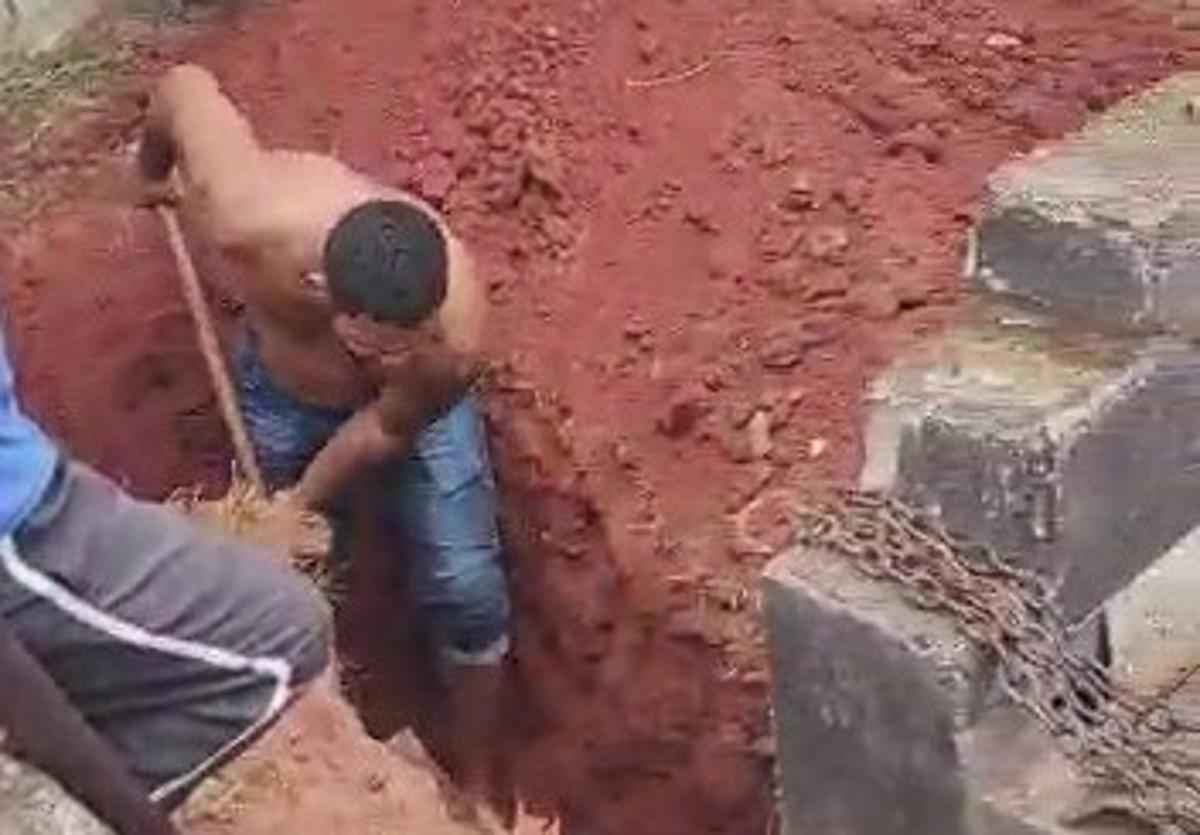 Vídeo: filho abre cova do próprio pai e gera revolta em enterro - Foto: Reprodução/WhatsApp