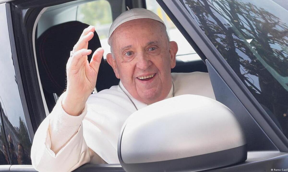 Papa Francisco deixa hospital e comemora: 'Ainda estou vivo' - AFP