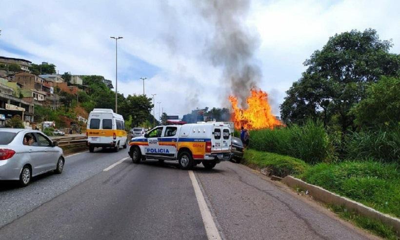 Incêndio em matagal atinge fábrica às margens da BR-040 - CBMMG
