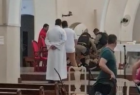 VEJA O VÍDEO: homem em surto psicótico invade Igreja no Padre Eustáquio - Crédito: Jornal do Padre Eustáquio