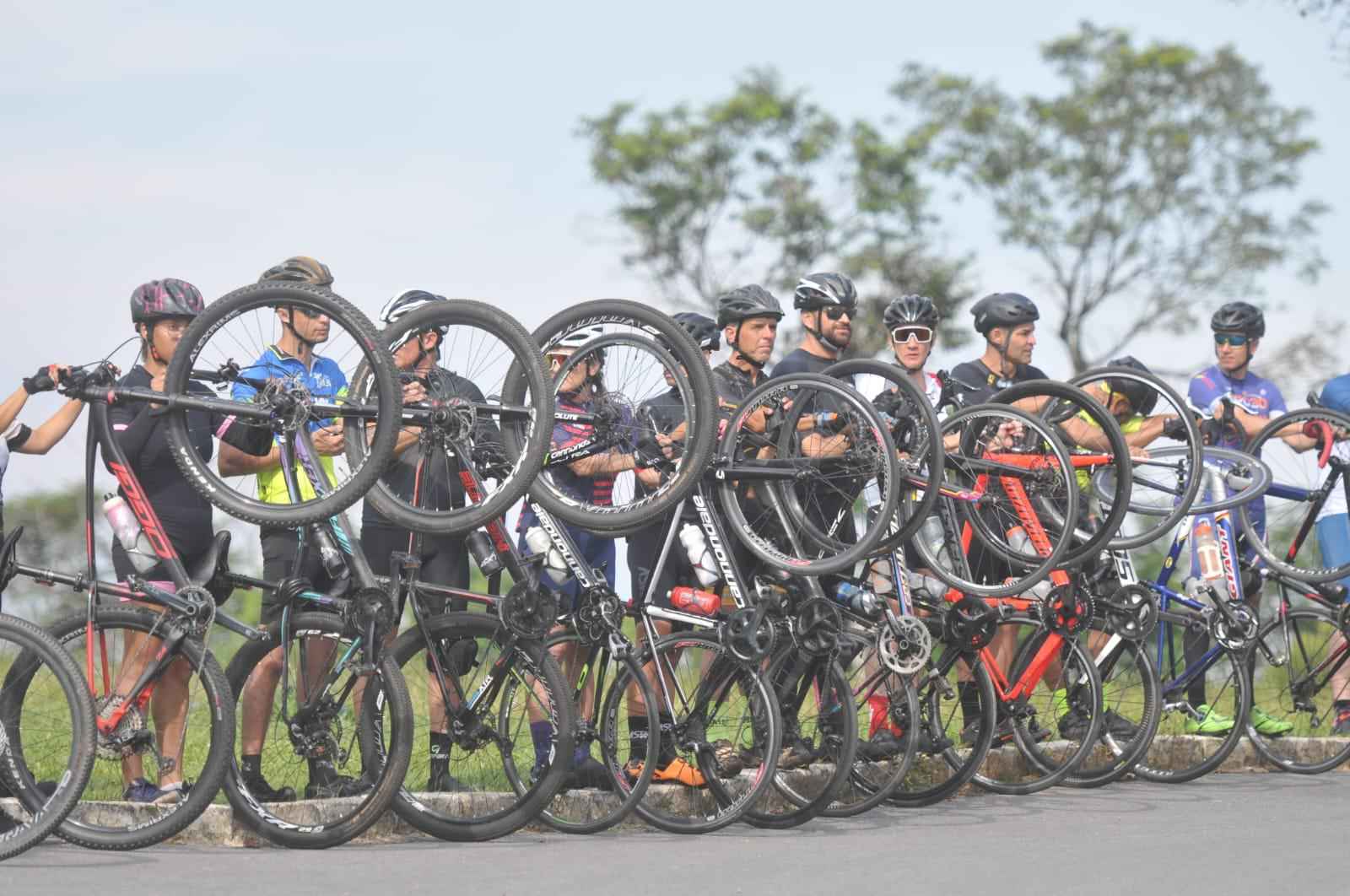 Corpo de ciclista atropelado é escoltado por mais de 100 'amigos de bike' - FOTOS: ALEXANDRE GUZANSHE/EM/D.A PRESS