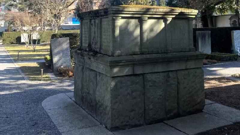 O bloco de granito em cemitério da Suíça que escondia monumento nazista - BBC