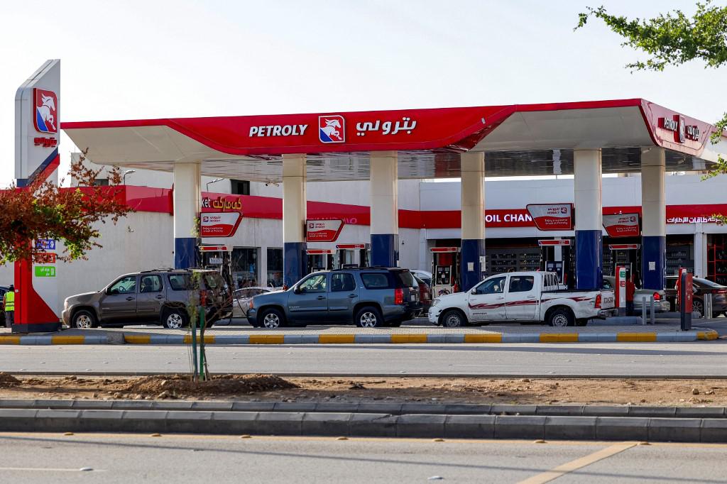 Preços do petróleo operam em forte alta após anúncio de corte na produção - Fayez Nureldine / AFP